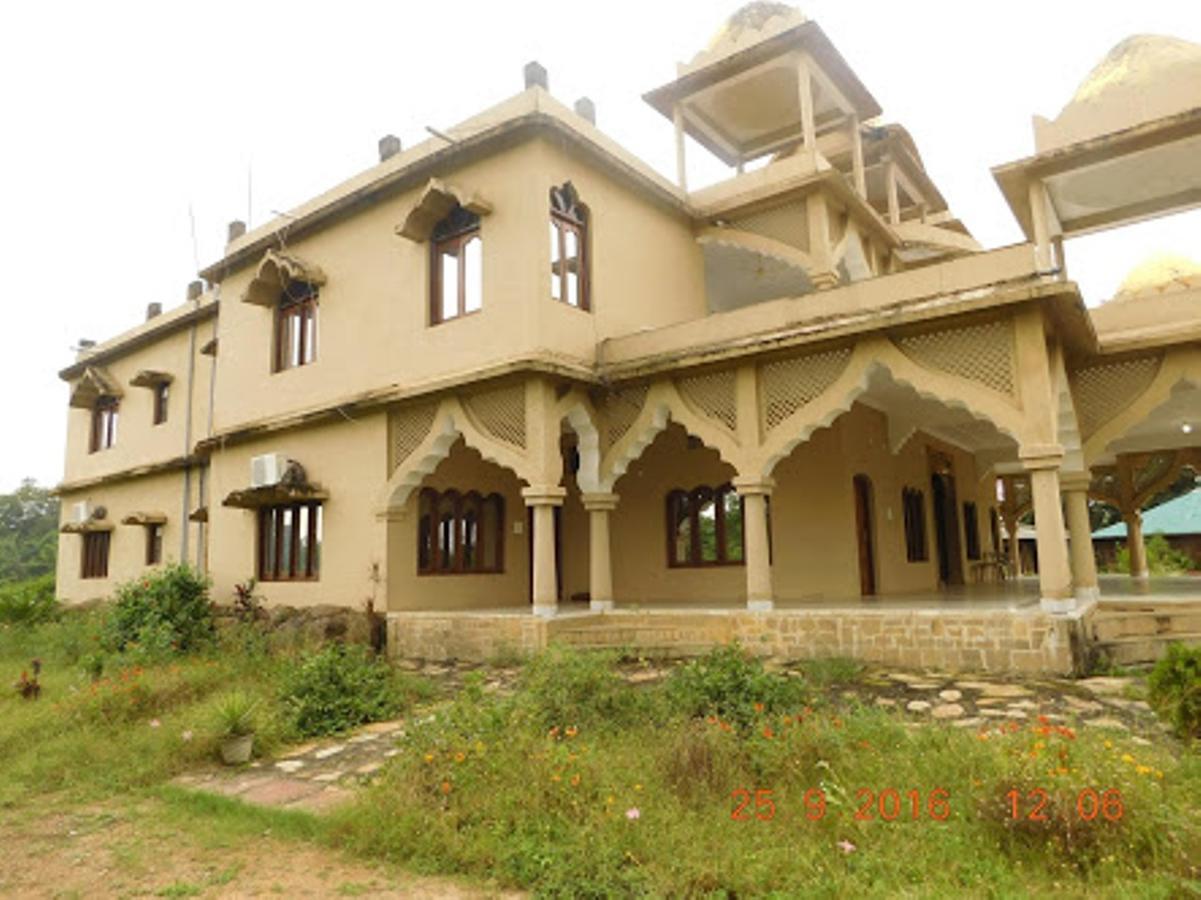 รอยัล เฮอริเทจ บัณฑพครห์ Hotel Bandhavgarh National Park ภายนอก รูปภาพ
